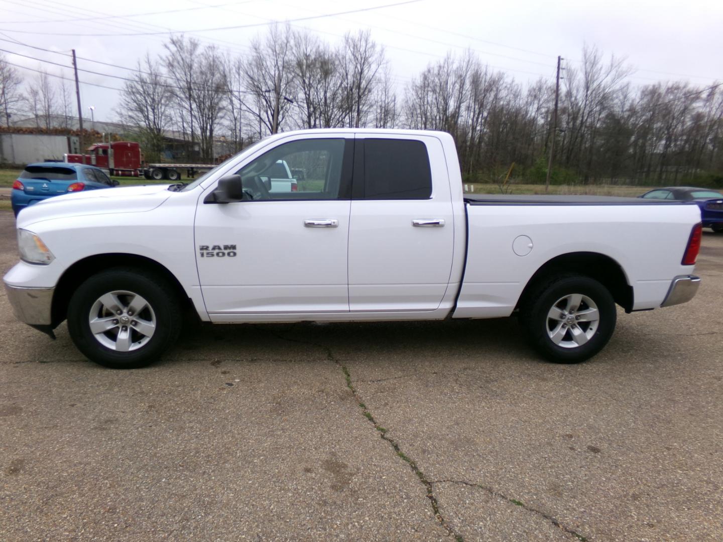 2016 White /Gray RAM 1500 SLT (1C6RR6GGXGS) with an 3.6L engine, 8-speed automatic transmission, located at 401 First NE, Bearden, AR, 71720, (870) 687-3414, 33.726528, -92.611519 - Photo#1